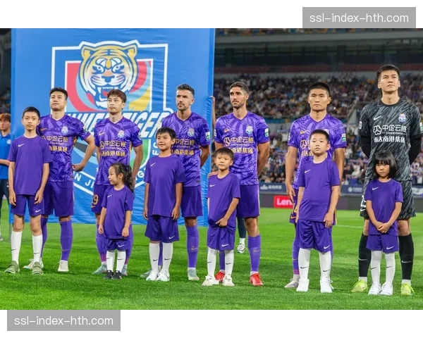“中超牵手童行”活动走进社区，多名退役名宿指导青少年足球训练